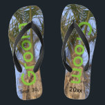 Palmboom Verzorgd Blauwe Lucht Teenslippers<br><div class="desc">Koel palmboom met een mooie blauwe lucht op de achtergrond Unisex Flip Flops met Bruidegom geschreven in een mooie groene tekst, en Trouwdatum in zwarte tekst. PERSONALISEER met uw trouwdatum (of verwijder tekst). Voel de oceaanbries en de tropen onder uw voeten. Getoond met brede zwarte bandjes en zwarte voetbed voor...</div>