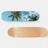 Palmen tegen blauwe lucht persoonlijk skateboard (Horizontaal)