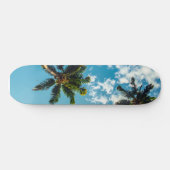 Palmen tegen blauwe lucht persoonlijk skateboard (Horizontaal)
