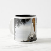 Palmetto-bomen lijst space shuttle Endeavor Tweekleurige Koffiemok (Voorkant links)