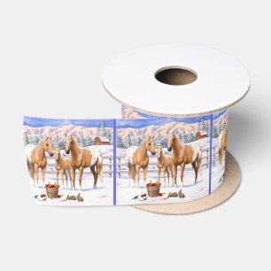 Palomino appaloosa paarden bij sneeuw satijnen lint
