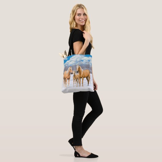 Palomino kwartspaarden in wintersneeuw tote bag (Op model)