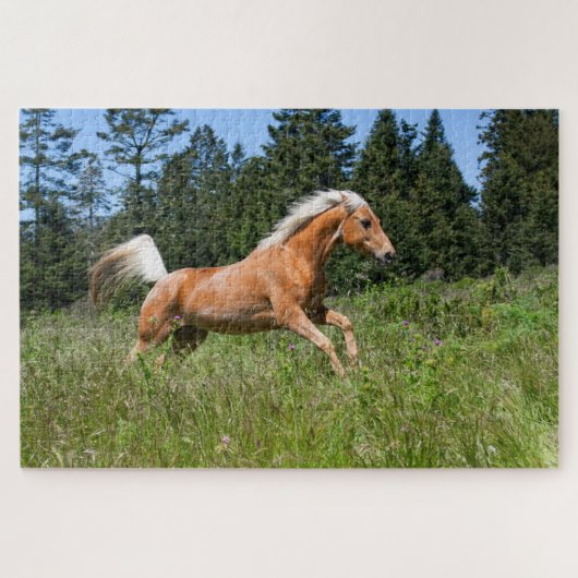 Palomino paard dat door een wei rent legpuzzel (Horizontaal)