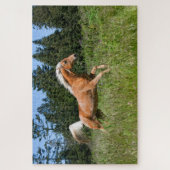 Palomino paard dat door een wei rent legpuzzel (Verticaal)