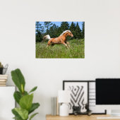 Palomino-paard dat door een weide loopt poster (Thuiskantoor)