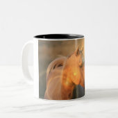 Palomino-paard in lichte koffie-Mok Tweekleurige Koffiemok (Voorkant links)