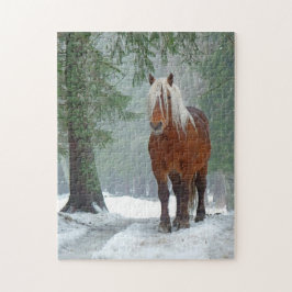 Palomino-paard in wintersneeuw in de bosrust legpuzzel