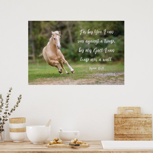 Palomino paard Schriftvers lopen tegen een troep Poster (Keuken)