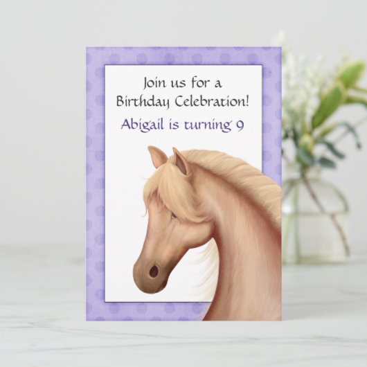  Palomino Paarse Verjaardag Uitnodiging (Staand voorkant)