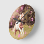 Palomino Paint Pferd galoppiert über eine Wiese Ronde Klok (Hoek)