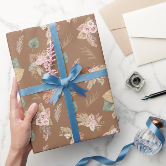 Pampas gras en bloemen op bruin cadeaupapier (Geschenken)