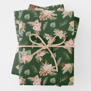 Pampas gras en bloemen op donkergroen inpakpapier vel