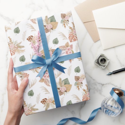 Pampas gras en bloemen op wit cadeaupapier (Geschenken)