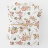 Pampas gras en bloemen op wit inpakpapier vel (In situ)