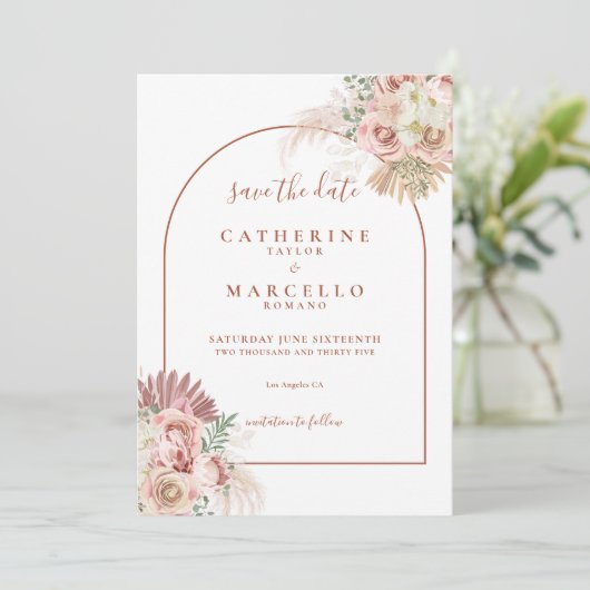 Pampas Gras Terracotta Boog Foto Bruiloft Save The Date (Staand voorkant)