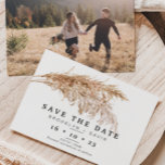 Pampas grass Boho Wedding Save the Date Card Kaart<br><div class="desc">Pampas Grass Boho Wedding Save The Date Kaart Rustic but with a modern twist, pampasgras save the date card with a heerlijk waterverf grasschikking. Dit ontwerp kenmerkt ook de foto van het paar, die kan worden verwijderd, op de rug van de kaart. Dit ontwerp is ideaal voor een stel dat...</div>