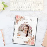 Pampas roos goudflorals foto 2023 planner<br><div class="desc">Personaliseer en voeg uw eigen foto binnen het boogvormig lijst toe. Een witte achtergrondkleur. Gedemoreerd met pampasgras en wazige roze floralen. Voeg een jaar toe en jouw naam.</div>