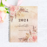Pampas roos goudflorals naam 2023 planner<br><div class="desc">Een roze roos gouden en roze faux metalen achtergrond. Gedecormeerd met roos goud,  roze floralen,  pamapgras. Pas een naam,  titel en jaar aan en voeg deze toe. De naam wordt geschreven met een modern handgeschreven stijlmanuscript met letters.</div>