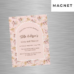 Pampasgras bloemengoud roos luxeverjaardag magnetische uitnodiging<br><div class="desc">Een boogpatroon op een lijst van pampasgras en roze bloemen en een gouden kruis. Personaliseer en voeg een naam en details toe.</div>