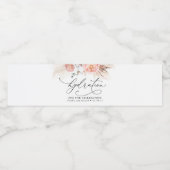 Pampasgras en roze bloemen Elegante Boho Waterfles Etiket (Enkel label)