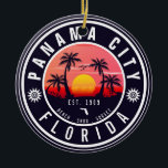 Panama City Beach Florida Retro Zonsondergang Palm Keramisch Ornament<br><div class="desc">Deze aangepaste Panama City Florida Retro 60s Palm Trees Souvenirs. Panama City Beach Florida, retro strandsouvenirs. reisontwerp voor zomerliefhebbers. dit retro ontwerp is een geweldig vakantie-, verjaardags- en zomervakantiecadeau-idee. - U kunt de sjabloon personaliseren door een naam van uw stad of locatie, jaar en voeg tekst toe om ze extra...</div>