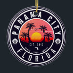 Panama City Beach Florida Retro Zonsondergang Palm Keramisch Ornament<br><div class="desc">Deze aangepaste Panama City Florida Retro 60s Palm Trees Souvenirs. Panama City Beach Florida, retro strandsouvenirs. reisontwerp voor zomerliefhebbers. dit retro ontwerp is een geweldig vakantie-, verjaardags- en zomervakantiecadeau-idee. - U kunt de sjabloon personaliseren door een naam van uw stad of locatie, jaar en voeg tekst toe om ze extra...</div>