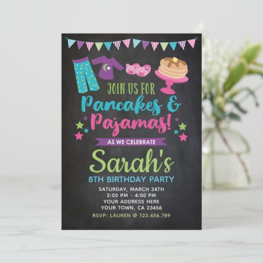 Pancakes en Pajamas Birthday Chalkboard Invite Kaart (Staand voorkant)