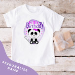 Panda 5th Birthday Girls Tshirt (Paars)<br><div class="desc">Schattig en stijlvol design klaar voor een bijzonder verjaardagsmeisje. Werk eenvoudig hun naam bij om zich te personaliseren. Bekijk de rest van mijn collectie voor veel andere schattige opties.</div>