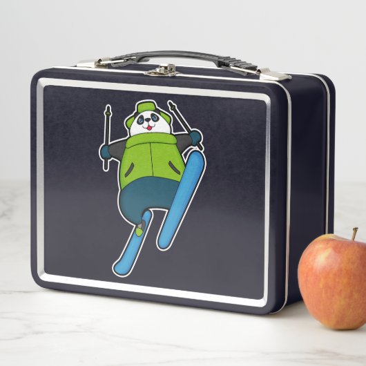 Panda als skijumper met skiën (In situ)