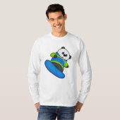 Panda als Snowboarder met Snowboard T-shirt (Voorkant volledig)