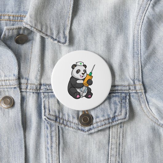 Panda als verpleegster met spuit ronde button 7,6 cm (In situ)