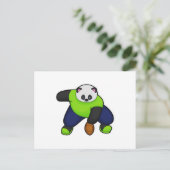 Panda als voetballer met voetbal briefkaart (Staand voorkant)