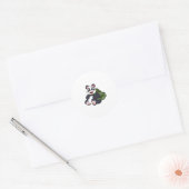 Panda als wandelaar met rugzak ronde sticker (Envelop)