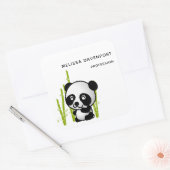 Panda-beer in zijn kleine bamboegroef vierkante sticker (Envelop)