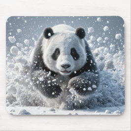Panda Beer loopt in de sneeuw Muismat