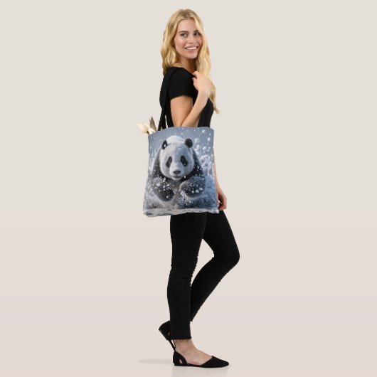 Panda Beer loopt in de sneeuw Tote Bag (Op model)