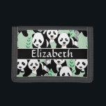 Panda Beren Grafisch Gepersonaliseerd Drievoud Portemonnee<br><div class="desc">Kute zwarte en witte panda beer cubs als patroon met bamboe en een groene achtergrond die u kunt aanpassen. Pas dit ontwerp van het beer van Panda met om het even welke naam aan.</div>