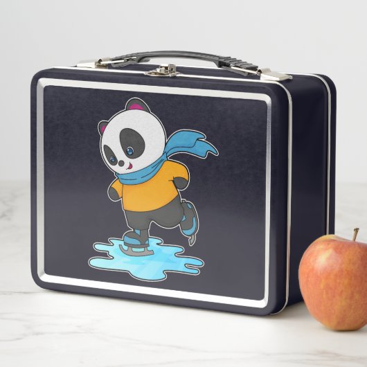 Panda bij ijsschaatsen met ijskoude schaatsen en s (In situ)