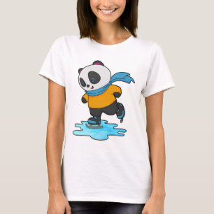 Panda bij ijsschaatsen met ijskoude schaatsen en s t-shirt