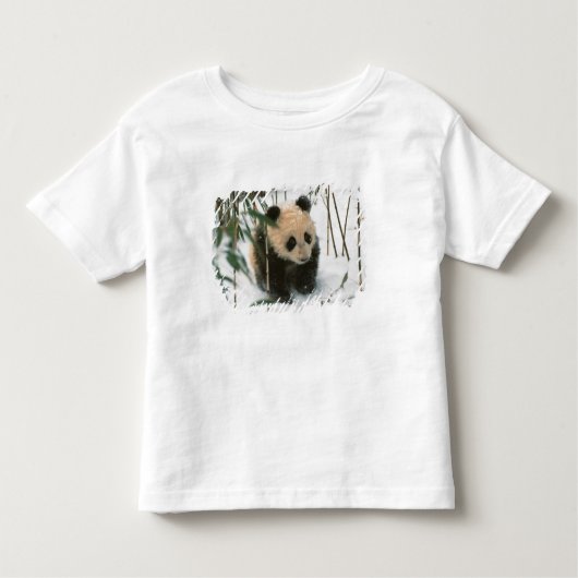 Panda cub op sneeuw, Wolong, Sichuan, China Kinder Shirts (Voorkant)