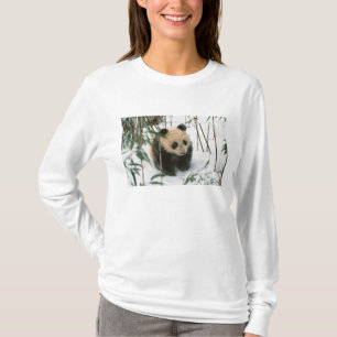Panda cub op sneeuw, Wolong, Sichuan, China T-shirt
