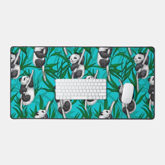 Panda cubs over turkooizen bureaumat (Keyboard & Muis)