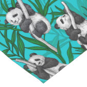 Panda cubs over turkooizen korte tafelloper (Hoek)