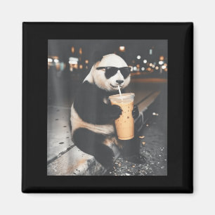 Panda die ijsgekoelde koffie drinkt grappige diere magneet