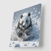 Panda die in de sneeuw rent vierkante klok (Hoek)