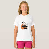 Panda Hugging Design – Schattige en hartverwarmend T-shirt (Voorkant volledig)