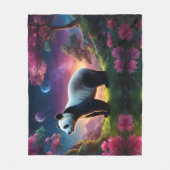 Panda in een Fantasy Garden Fleece Deken (Voorkant)