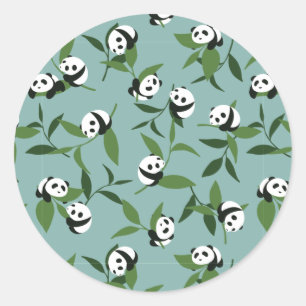 Panda in groene tuin afspelen ronde sticker
