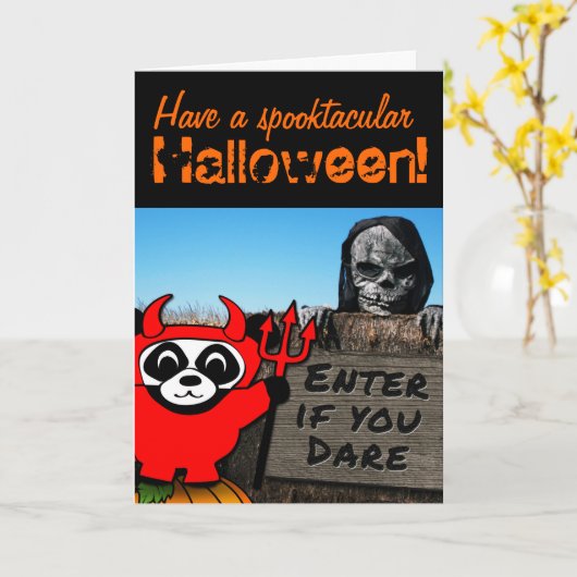 Panda in het Kostuum van de Duivel bij het Kaart (Gele Bloem)