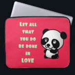 Panda met Inspirerend liefdescitaat Laptop Sleeve<br><div class="desc">Inspirerend citaat met een schattig panda-beer illustratie. Het citaat leest,  laat alles wat je doet in liefde gedaan worden. Het gebruiken en inspireren.</div>